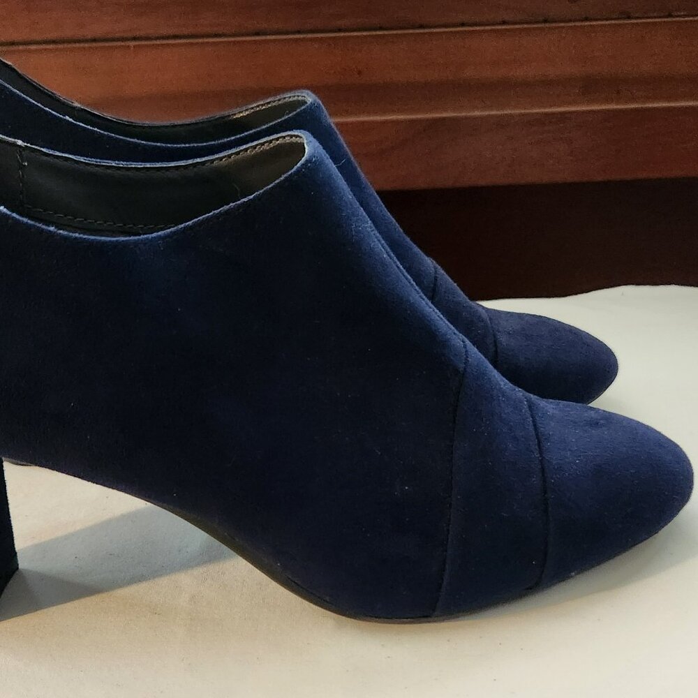 A2 by Aerosoles booties sz 9.5 M navy faux suede Sixth Avenue EUC - Picture 2 of 7